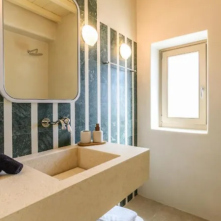 Camarades Mykonos אנו מרה